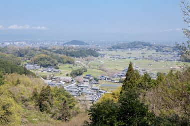 Bahar zamanı Dağ Vadisi 'ndeki Japon köyünün güzel manzarası                             