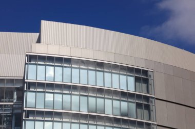 Gökdelenleri ve şehir arkaplanı olan şehir manzarası 