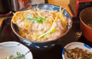 Yeşil soğanlı Japon katsudonu.