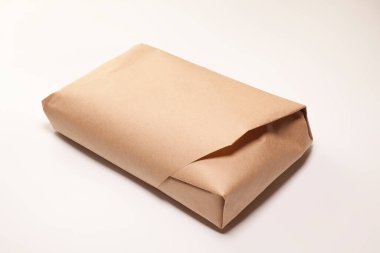 Kahverengi kraft kağıt kutusu beyaz arkaplanda izole.