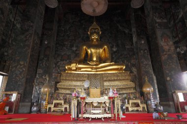 Bangkok, Tayland 'daki Wat Arun Tapınağı' nda altın Buda heykelleri