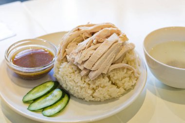 Salatalık dilimli tavuk pilavı.