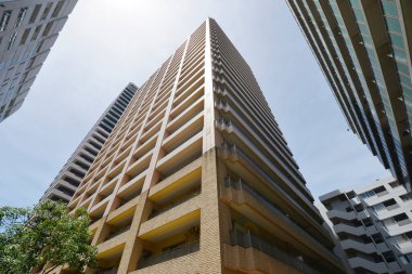 Gökdelenlerin alçak açılı görüntüsü. Tokyo, Japonya 