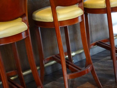 Kafede boş kahverengi sandalyeler