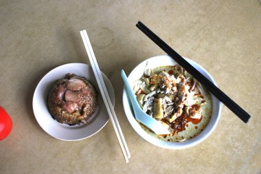 Masa başı görüntüde Asya yemeği