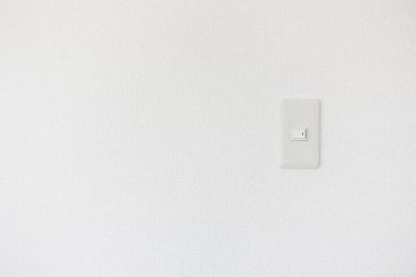 Işık duvarındaki beyaz güç anahtarının yakın çekim görüntüsü    