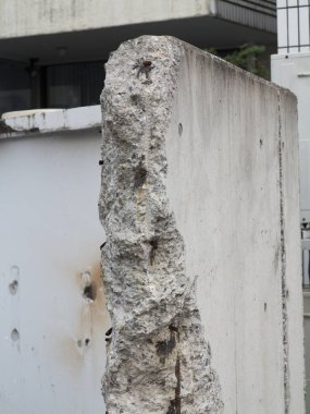 Büyük çatlaklı beton duvar. arkaplan dokusu