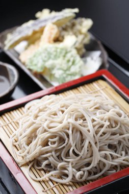 Çeşitli tempura ile servis edilen soba eriştesi.