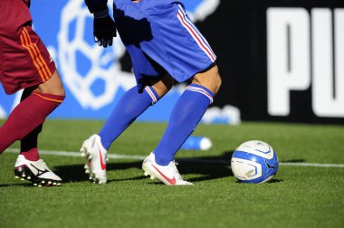 Spor giyim sektöründe futbol oynayan insanların bacakları.                 