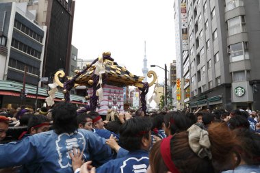 İnsanlar Tokyo, Japonya 'da düzenlenen geleneksel Kanda Matsuri festivaline katılıyor                 