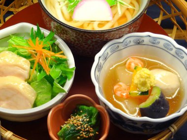 Çeşitli Japon yemekleri ve taze sebzeler.