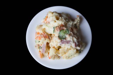 Tabakta sebzeli patates püresi ve et.