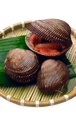 Bambu tepsisindeki yapraklı taze midyeler.