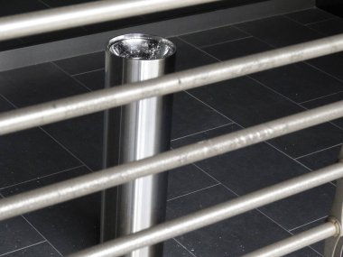 Metal parmaklık ve siyah zemin.