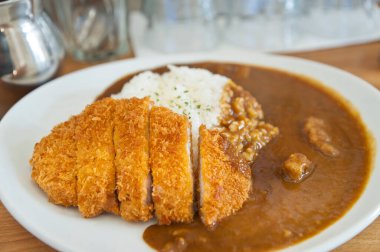 Japon körili domuz pirinci tabakta.