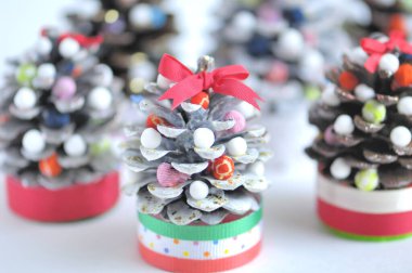 Küçük Noel ağacı süslemeleri.