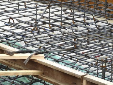 Beton temel inşaatı sırasında çelik inşaat şebekesi oluşturma yapısı