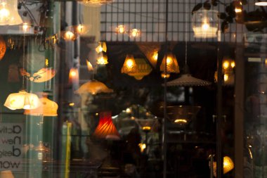 Geceleri cam pencereden yansıyan parlayan klasik lambalar.