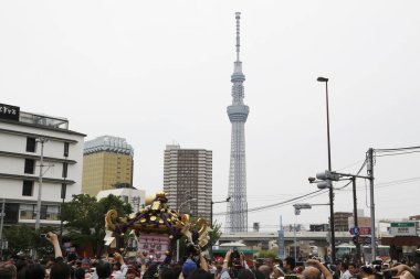 İnsanlar Tokyo, Japonya 'da düzenlenen geleneksel Kanda Matsuri festivaline katılıyor                 