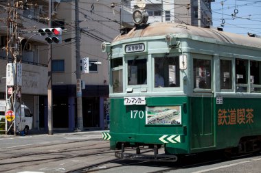 Şehir yolunda eski yeşil tramvay