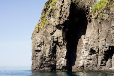 Deniz manzaralı kayalık mağara 