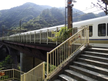Arka planda dağ olan tren istasyonu 