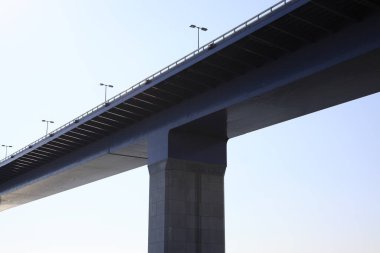 Mavi gökyüzü arkaplanına karşı modern köprünün düşük açılı görünümü        