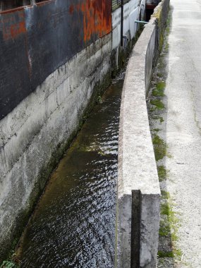 Su eski şehirdeki kanaldan akıyor. 