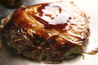 Keyifli bir yemek deneyimi sırasında tabakta servis edilen bol soslu lezzetli bir yemek.