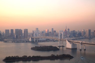 Işıklı güzel, modern şehrin gece manzarası 