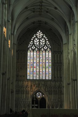 Katedraldeki vitraylı pencere.