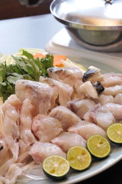 Mutfakta baharat ve limonla taze çiğ eti kapatın.