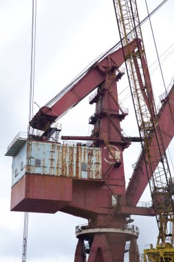 Japonya 'daki tersanede konteynırlı bir Crane resmi.