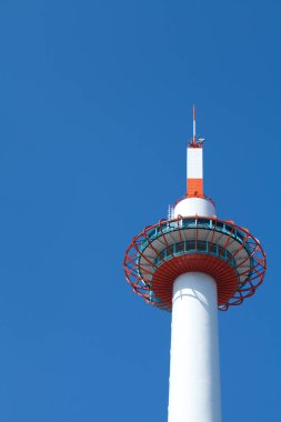 Mavi gökyüzünde Kyoto İstasyonu 