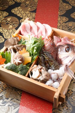Tahta kutuda çeşitli deniz ürünleri ve sebzeler.