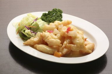 Yemek saatinde yerel bir restoranda taze sebzelerle servis edilen lezzetli deniz ürünleri yemeği.