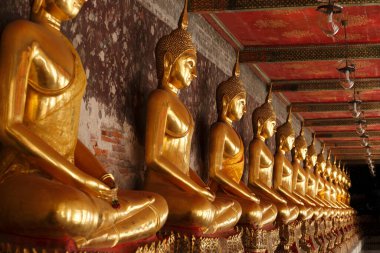 Bangkok, Tayland 'daki Wat Arun Tapınağı' nda altın Buda heykelleri