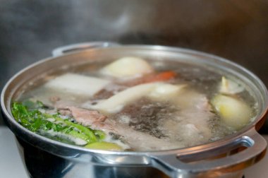 Sebzeler tencerede. Yakın görüş. 