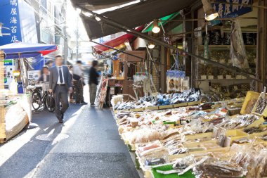 Açık hava pazarında taze deniz ürünleri sergileniyor.