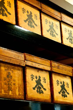 Japon kaligrafi tabelalarını ahşap kutular üzerinde kapatın. 