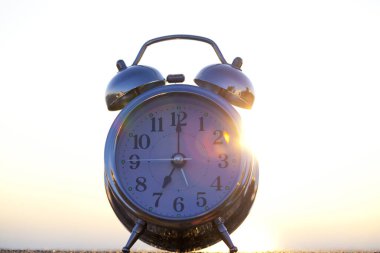 Sahilde çalar saat, seyahat konsepti. 