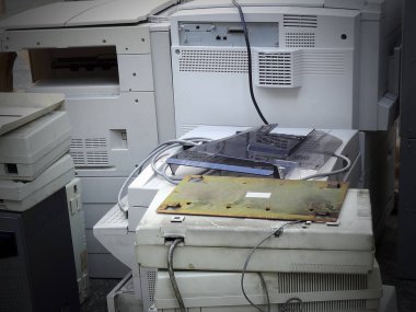 Eski bilgisayar yığını, e-atık, WEEE (Atık Elektrik ve Elektronik Ekipman) 