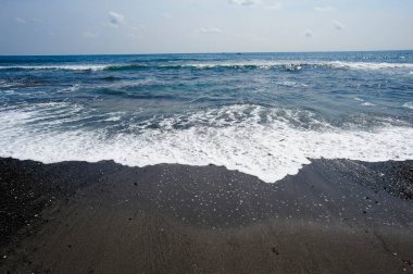 Güzel deniz manzarası ve dalgalar.      