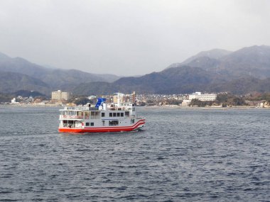 Japonya 'da deniz üzerinde turistik tekne gezisi