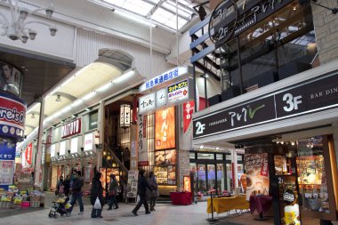 Alışveriş merkezinin modern iç görünümü