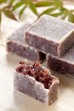 Geleneksel Japon kırmızı fasulye jöleli tatlısı.