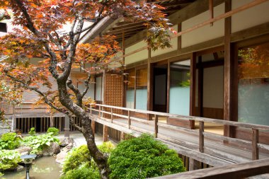 Huzurlu Japon bahçesi. Geleneksel mimari. Canlı sonbahar yaprakları arasında sakin bir yerde.