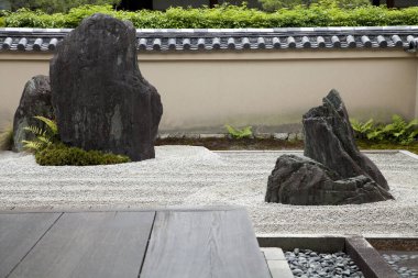 Geleneksel Japon kaya bahçesinin güzel manzarası          