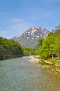 Arka planda dağ olan bir nehir.