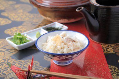 Pirinçli balık kaseye yakın.